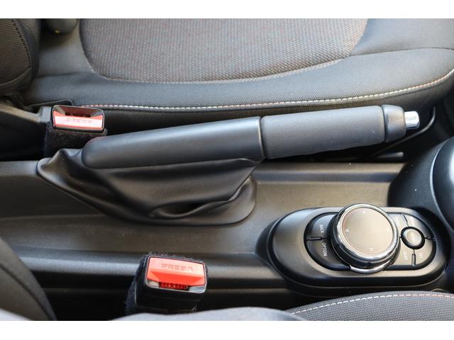 ＭＩＮＩ クーパーＤ　ペッパーパッケージ（ライトＰＫＧ／ストレージコンパートメント／レインセンサー）　ＭＩＮＩエキサイトメントＰＫＧ　純正ナビ　バックカメラ　ＬＥＤヘッドライト＆フォグ　スマートキー　ＥＴＣ（24枚目）