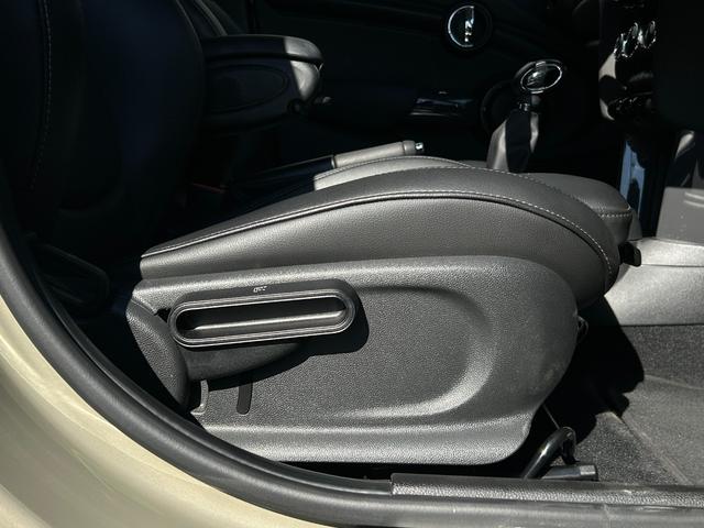 ＭＩＮＩ クーパーＤ　黒革シート　シートヒーター　ナビ　Ｂカメラ　ペッパーＰＫＧ　レインセンサー　ＭＩＮＩエキサイトメントＰＫＧ　ストレージコンパートメント　コンフォートアクセス　ＰＤＣ　前後純正ドラレコ　ＥＴＣ　ＬＥＤ（10枚目）