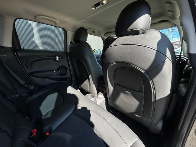 ＭＩＮＩ クーパーＤ　黒革シート　シートヒーター　ナビ　Ｂカメラ　ペッパーＰＫＧ　レインセンサー　ＭＩＮＩエキサイトメントＰＫＧ　ストレージコンパートメント　コンフォートアクセス　ＰＤＣ　前後純正ドラレコ　ＥＴＣ　ＬＥＤ（11枚目）