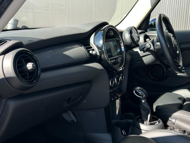 ＭＩＮＩ クーパーＤ　黒革シート　シートヒーター　ナビ　Ｂカメラ　ペッパーＰＫＧ　レインセンサー　ＭＩＮＩエキサイトメントＰＫＧ　ストレージコンパートメント　コンフォートアクセス　ＰＤＣ　前後純正ドラレコ　ＥＴＣ　ＬＥＤ（13枚目）