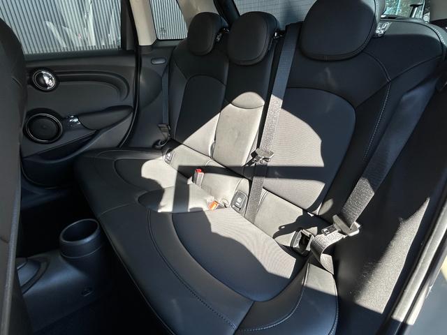 ＭＩＮＩ クーパーＤ　黒革シート　シートヒーター　ナビ　Ｂカメラ　ペッパーＰＫＧ　レインセンサー　ＭＩＮＩエキサイトメントＰＫＧ　ストレージコンパートメント　コンフォートアクセス　ＰＤＣ　前後純正ドラレコ　ＥＴＣ　ＬＥＤ（17枚目）