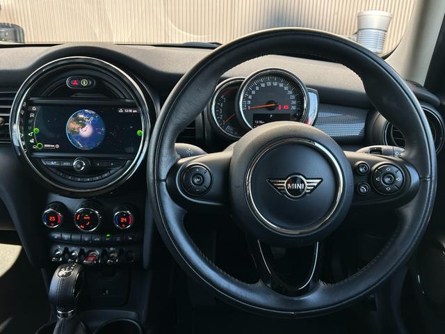 ＭＩＮＩ クーパーＤ　黒革シート　シートヒーター　ナビ　Ｂカメラ　ペッパーＰＫＧ　レインセンサー　ＭＩＮＩエキサイトメントＰＫＧ　ストレージコンパートメント　コンフォートアクセス　ＰＤＣ　前後純正ドラレコ　ＥＴＣ　ＬＥＤ（19枚目）
