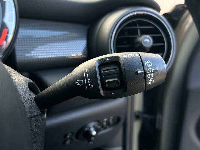 ＭＩＮＩ クーパーＤ　黒革シート　シートヒーター　ナビ　Ｂカメラ　ペッパーＰＫＧ　レインセンサー　ＭＩＮＩエキサイトメントＰＫＧ　ストレージコンパートメント　コンフォートアクセス　ＰＤＣ　前後純正ドラレコ　ＥＴＣ　ＬＥＤ（34枚目）