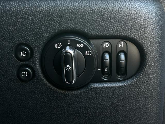 ＭＩＮＩ クーパーＤ　黒革シート　シートヒーター　ナビ　Ｂカメラ　ペッパーＰＫＧ　レインセンサー　ＭＩＮＩエキサイトメントＰＫＧ　ストレージコンパートメント　コンフォートアクセス　ＰＤＣ　前後純正ドラレコ　ＥＴＣ　ＬＥＤ（38枚目）