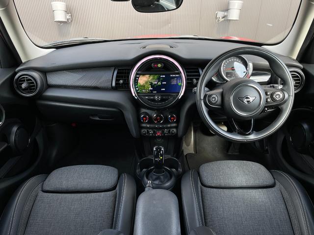ＭＩＮＩ クーパー　特別使用車　ローズウッドエディション　ペッパーＰＫＧ　インテリジェントセーフティ　ハーフレザーシート　アンビエントライト　バックカメラ　ＰＤＣ　コンフォートアクセス　レインセンサー　　ＥＴＣ（4枚目）