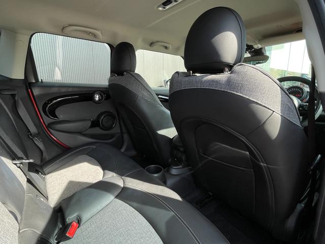 ＭＩＮＩ クーパー　特別使用車　ローズウッドエディション　ペッパーＰＫＧ　インテリジェントセーフティ　ハーフレザーシート　アンビエントライト　バックカメラ　ＰＤＣ　コンフォートアクセス　レインセンサー　　ＥＴＣ（8枚目）