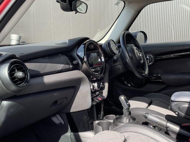 ＭＩＮＩ クーパー　特別使用車　ローズウッドエディション　ペッパーＰＫＧ　インテリジェントセーフティ　ハーフレザーシート　アンビエントライト　バックカメラ　ＰＤＣ　コンフォートアクセス　レインセンサー　　ＥＴＣ（10枚目）