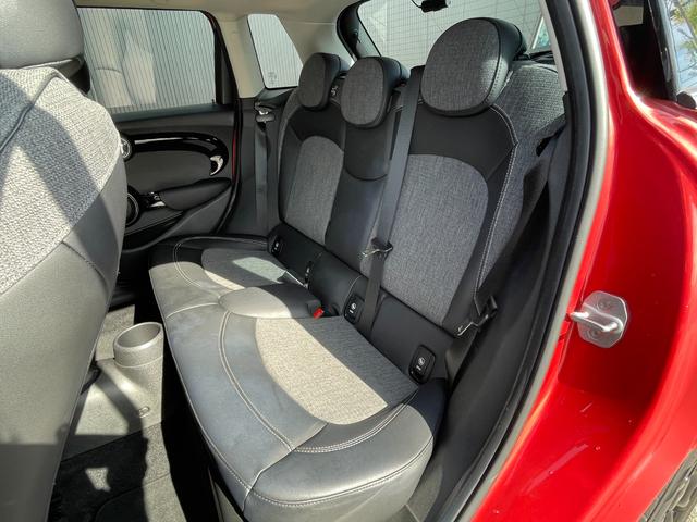 ＭＩＮＩ クーパー　特別使用車　ローズウッドエディション　ペッパーＰＫＧ　インテリジェントセーフティ　ハーフレザーシート　アンビエントライト　バックカメラ　ＰＤＣ　コンフォートアクセス　レインセンサー　　ＥＴＣ（13枚目）