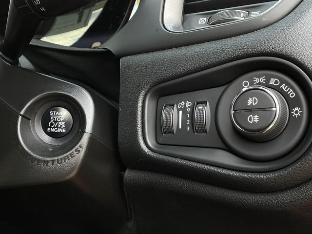 ジープ・レネゲード リミテッド ACC レーンキープ Uconnectナビ bluetooth 黒革シート シートヒーター D/Nパワーシート ステアリングヒーター パークセンサー ルーフレール スマートキー 前後ドライブレコーダー(17枚目)