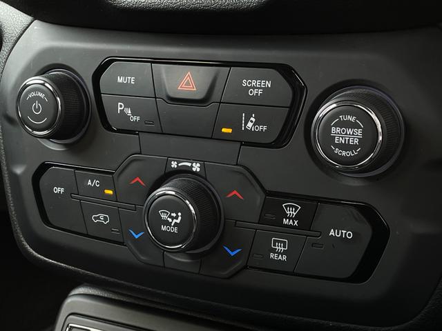 ジープ・レネゲード リミテッド ACC レーンキープ Uconnectナビ bluetooth 黒革シート シートヒーター D/Nパワーシート ステアリングヒーター パークセンサー ルーフレール スマートキー 前後ドライブレコーダー(26枚目)