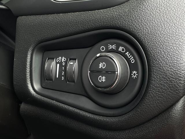 ジープ・レネゲード リミテッド ACC レーンキープ Uconnectナビ bluetooth 黒革シート シートヒーター D/Nパワーシート ステアリングヒーター パークセンサー ルーフレール スマートキー 前後ドライブレコーダー(30枚目)