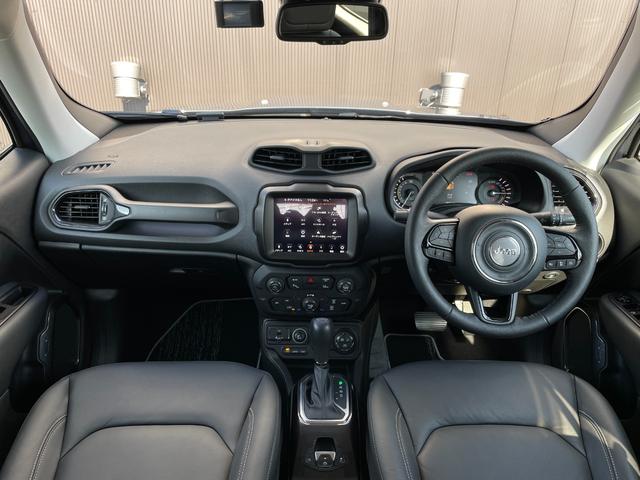 ジープ・レネゲード4xe リミテッド 4xe CarPlay レザーシート シートヒーター ステアリングヒーター PWシート ナビ TV Bカメラ ACC ブラインドスポット レーンキープ LEDヘッドライト ドラレコ ルーフレール ETC(4枚目)