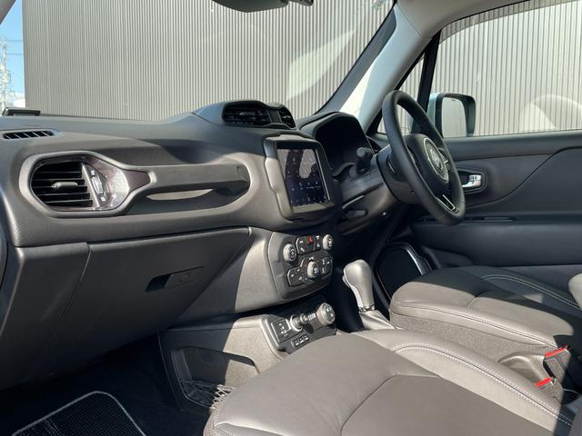 ジープ・レネゲード4xe リミテッド 4xe CarPlay レザーシート シートヒーター ステアリングヒーター PWシート ナビ TV Bカメラ ACC ブラインドスポット レーンキープ LEDヘッドライト ドラレコ ルーフレール ETC(14枚目)