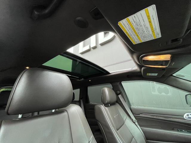 ジープ・グランドチェロキー サミット 後期型 サンルーフ エアサス ブラウンレザーシート ベンチレーション シートヒーター ACC ブラインドスポットM ウッドコンビステアリング 純正ナビ CarPlay 360°カメラ スマートエントリ(13枚目)