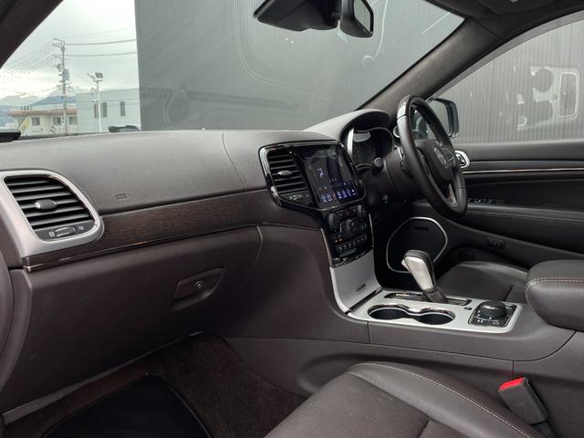 ジープ・グランドチェロキー サミット 後期型 サンルーフ エアサス ブラウンレザーシート ベンチレーション シートヒーター ACC ブラインドスポットM ウッドコンビステアリング 純正ナビ CarPlay 360°カメラ スマートエントリ(17枚目)