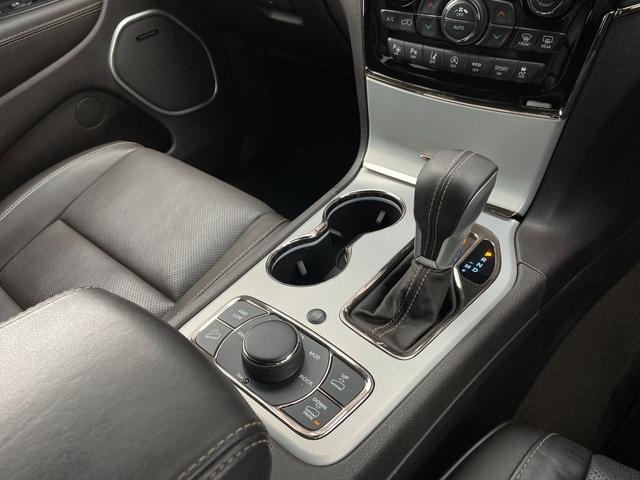 ジープ・グランドチェロキー サミット 後期型 サンルーフ エアサス ブラウンレザーシート ベンチレーション シートヒーター ACC ブラインドスポットM ウッドコンビステアリング 純正ナビ CarPlay 360°カメラ スマートエントリ(34枚目)