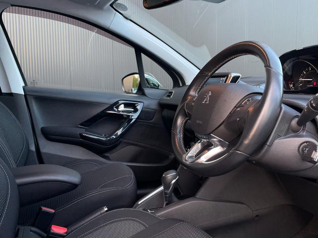 208 アリュール AppleCarPlay 純正ナビ(AM /FM/BT/USB) バックカメラ LEDヘッドライト オートライト クルーズコントロール オートライト ETC 衝突被害軽減システム ドアバイザー(6枚目)