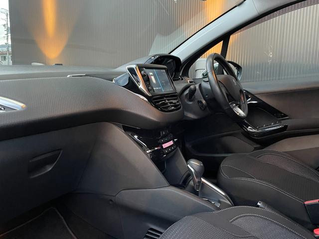 208 アリュール AppleCarPlay 純正ナビ(AM /FM/BT/USB) バックカメラ LEDヘッドライト オートライト クルーズコントロール オートライト ETC 衝突被害軽減システム ドアバイザー(10枚目)