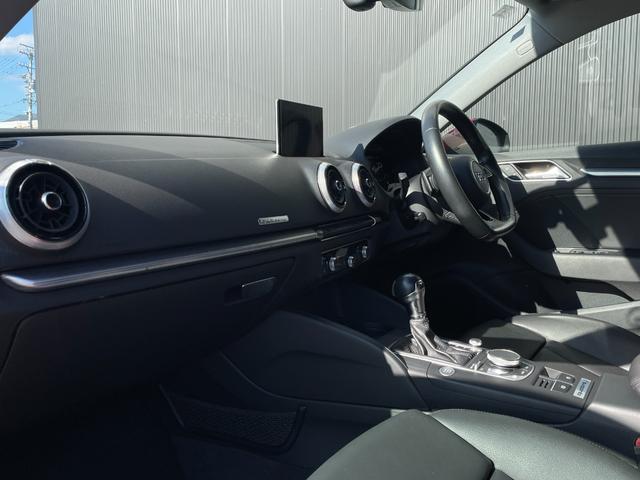 A3 スポーツバック2.0TFSIクワトロ スポーツ ACC ラグジュアリーPKG 黒革 バーチャルコックピット マトリクスLED シーケンシャル パドルシフト PWシート シートヒーター MMIナビ バックカメラ Audiプレセンス パークエイド(11枚目)