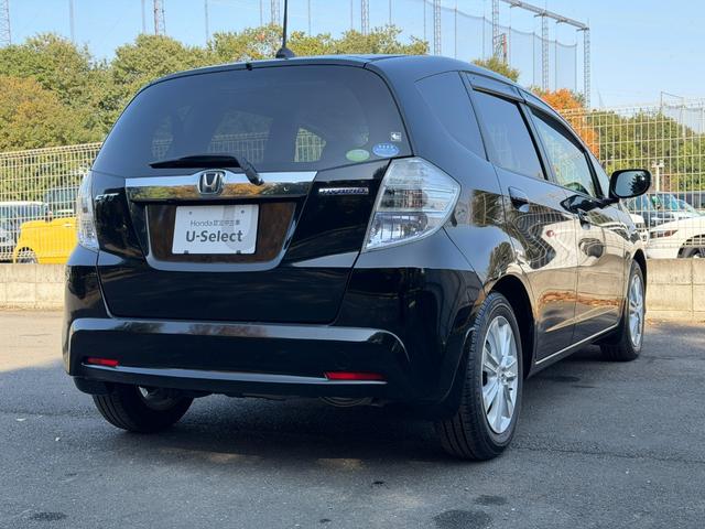 フィットハイブリッド ナビプレミアムセレクション　ワンオーナー・純ナビＴＶ・インターナビ・Ｒカメラ・ＥＴＣ・スマートキー・ＨＩＤ・クルコン・ＡＷ・シートヒーター　エアコン　運転席エアバッグ　ＤＶＤ再生　キーフリー　ワンセグ　パワーウィンドウ　Ｂカメラ（25枚目）