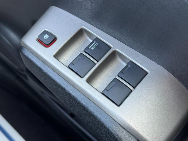 フィットハイブリッド ナビプレミアムセレクション　ワンオーナー・純ナビＴＶ・インターナビ・Ｒカメラ・ＥＴＣ・スマートキー・ＨＩＤ・クルコン・ＡＷ・シートヒーター　エアコン　運転席エアバッグ　ＤＶＤ再生　キーフリー　ワンセグ　パワーウィンドウ　Ｂカメラ（52枚目）