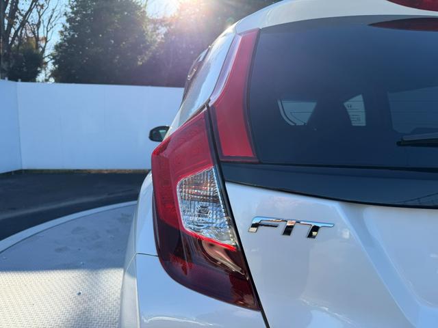 フィット 13G・Fパッケージ ワンオーナー・7インチ純ナビTV・スマートキー・ETC ワンオーナー車 DVD再生可能 スマ-トキ- 記録簿有り VSA ETC付き 助手席エアバッグ オートエアコン エアバック PS キ-フリ-(28枚目)