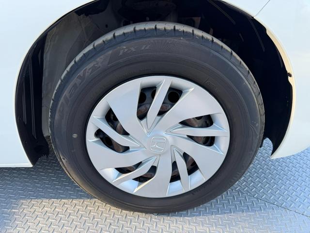 フィット 13G・Fパッケージ ワンオーナー・7インチ純ナビTV・スマートキー・ETC ワンオーナー車 DVD再生可能 スマ-トキ- 記録簿有り VSA ETC付き 助手席エアバッグ オートエアコン エアバック PS キ-フリ-(53枚目)