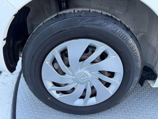 フィット 13G・Fパッケージ ワンオーナー・7インチ純ナビTV・スマートキー・ETC ワンオーナー車 DVD再生可能 スマ-トキ- 記録簿有り VSA ETC付き 助手席エアバッグ オートエアコン エアバック PS キ-フリ-(54枚目)