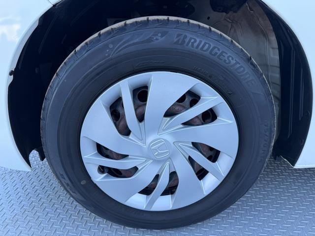 フィット 13G・Fパッケージ ワンオーナー・7インチ純ナビTV・スマートキー・ETC ワンオーナー車 DVD再生可能 スマ-トキ- 記録簿有り VSA ETC付き 助手席エアバッグ オートエアコン エアバック PS キ-フリ-(56枚目)