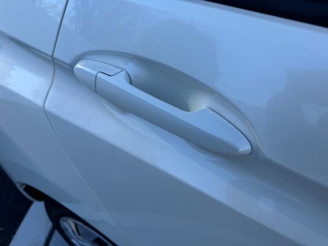 フィット 13G・Fパッケージ ワンオーナー・7インチ純ナビTV・スマートキー・ETC ワンオーナー車 DVD再生可能 スマ-トキ- 記録簿有り VSA ETC付き 助手席エアバッグ オートエアコン エアバック PS キ-フリ-(60枚目)