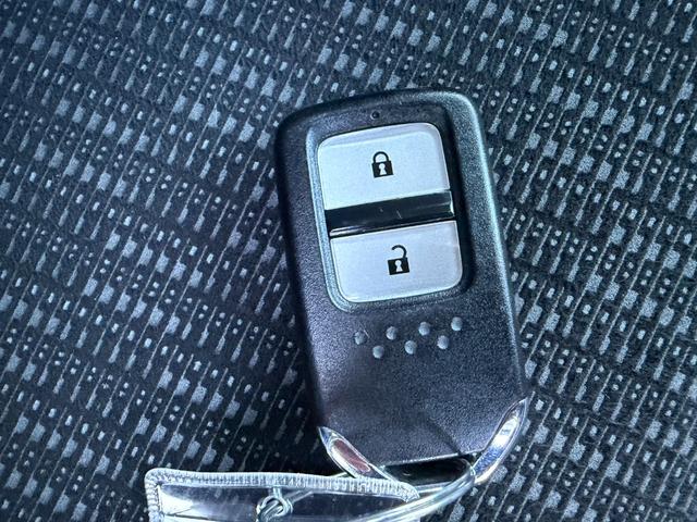 フィット 13G・Fパッケージ ワンオーナー・7インチ純ナビTV・スマートキー・ETC ワンオーナー車 DVD再生可能 スマ-トキ- 記録簿有り VSA ETC付き 助手席エアバッグ オートエアコン エアバック PS キ-フリ-(63枚目)