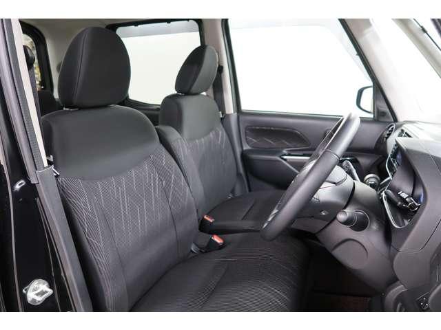 横の移動もスムーズに　フロントベンチシート　シートヒーター装備