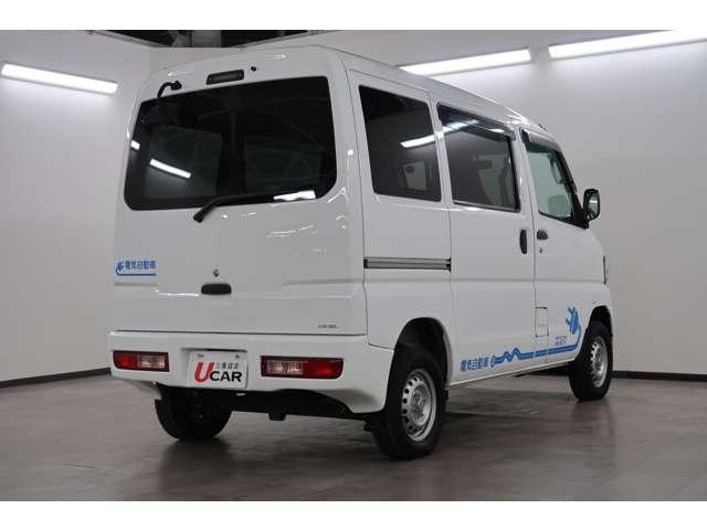 ミニキャブ・ミーブ ＣＤ　１０．５ｋｗｈ　４シーター　電気自動車　禁煙　オーディオレス　エアコン　パワステ　パワーウインドウ　シートヒーター　キーレス　プライバシーガラス　リヤアンダーミラー　ワンオーナー　三菱認定中古車１年保証（走行無制限）（6枚目）