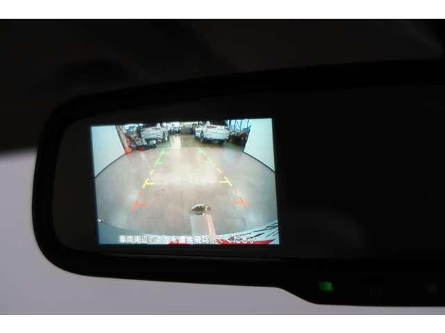 ルームミラー内にバックカメラ映像が映し出されます