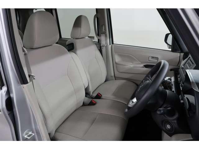ベージュ内装　横の移動もスムーズに可能　フロントベンチシート　シートヒーターを装備