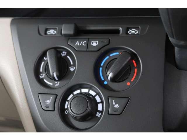 操作も簡単　マニュアルエアコン　シートヒーター装備