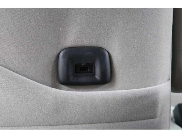 助手席シートバックにはＵＳＢポート装備　スマホなどの充電が可能