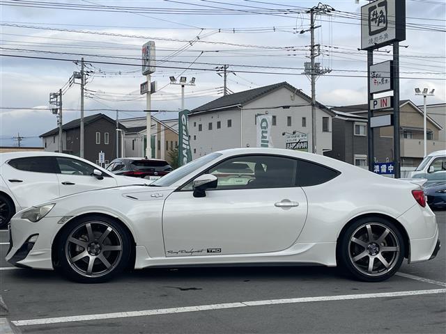 ８６ ＧＴ　ＴＲＤフルエアロ　ＴＥＩＮ車高調　ＥＮＫＥＩアルミ　イクリプスナビ　バックカメラ　Ｂｌｕｅｔｏｏｔｈ　フルセグＴＶ　ＤＶＤ再生　ＴＲＤマフラー　ＨＩＤヘッドライト　スペアキー　ＥＴＣ（33枚目）