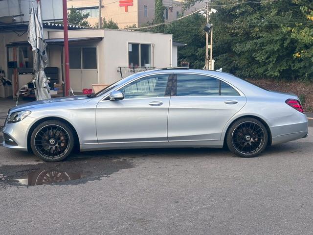 Ｓクラス Ｓ４００ｄロング　純正ナビ　フルセグＴＶ　Ｂｌｕｅｔｏｏｔｈ　Ｂｕｒｍｅｓｔｅｒ　３６０°カメラ　クルコン　前席シートマッサージ　サンルーフ　ＥＴＣ　アンビエントライト　ＬＥＤヘッドライト　社外２０インチＡＷ（12枚目）