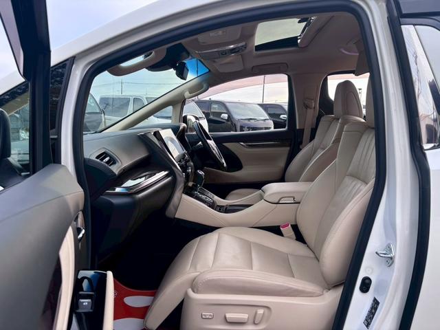 アルファードハイブリッド エグゼクティブラウンジS 純正Tコネクトナビ JBLプレミアムサウンド 全方位カメラ レーダークルーズコントロール ETC2.0 ベージュレザーシート Wサンルーフ 3眼LEDヘッドライト 純正17インチアルミ(27枚目)