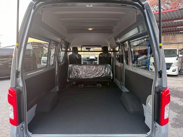 キャラバン ＳロングＥＸ　登録済み未使用車　社外ディスプレイオーディオ　Ｂｌｕｅｔｏｏｔｈ　アラウンドビューモニター　ステアリングスイッチ　レーダークルコン　電動格納ミラー　レベライザー　デジタルインナーミラー　エマブレ（35枚目）