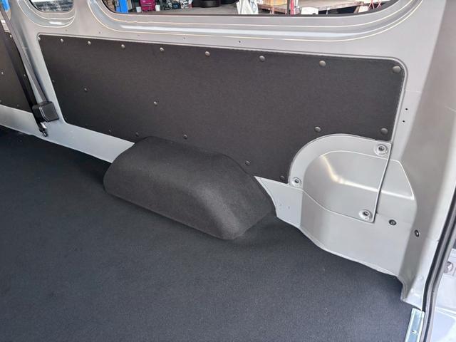 キャラバン ＳロングＥＸ　登録済み未使用車　社外ディスプレイオーディオ　Ｂｌｕｅｔｏｏｔｈ　アラウンドビューモニター　ステアリングスイッチ　レーダークルコン　電動格納ミラー　レベライザー　デジタルインナーミラー　エマブレ（37枚目）