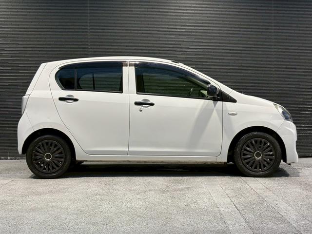 ミライース Ｄ　ユーザー様直接仕入れ車両　ＦＩＺＺ追加２連メーター　１４インチホイールキャップ　純正オーディオ　ＡＵＸ入力端子　マニュアルエアコン　パワーウィンドウ　バニティミラー　アイドリングストップ　車検整備付き（10枚目）