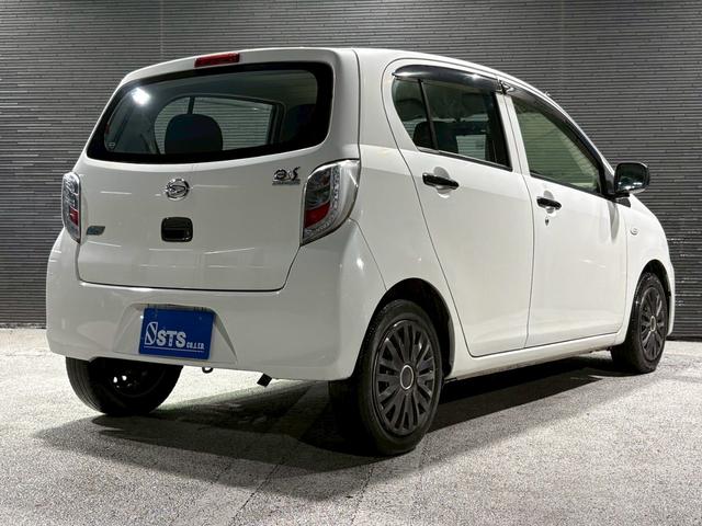 ミライース Ｄ　ユーザー様直接仕入れ車両　ＦＩＺＺ追加２連メーター　１４インチホイールキャップ　純正オーディオ　ＡＵＸ入力端子　マニュアルエアコン　パワーウィンドウ　バニティミラー　アイドリングストップ　車検整備付き（11枚目）