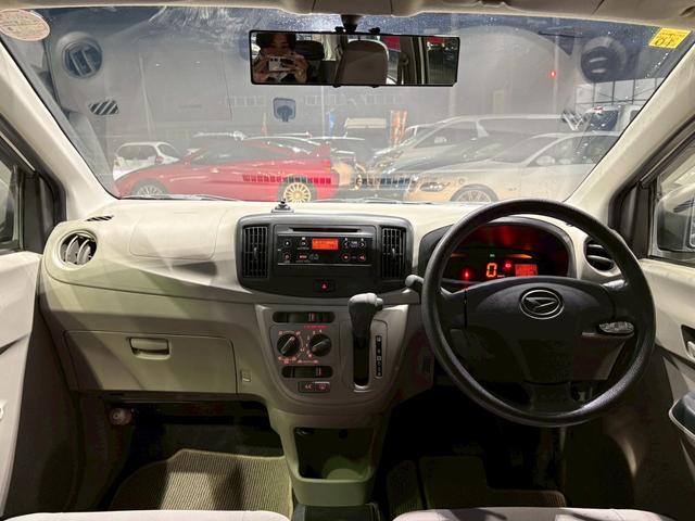 ミライース Ｄ　ユーザー様直接仕入れ車両　ＦＩＺＺ追加２連メーター　１４インチホイールキャップ　純正オーディオ　ＡＵＸ入力端子　マニュアルエアコン　パワーウィンドウ　バニティミラー　アイドリングストップ　車検整備付き（16枚目）