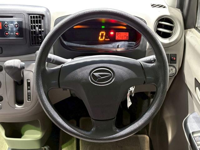 ミライース Ｄ　ユーザー様直接仕入れ車両　ＦＩＺＺ追加２連メーター　１４インチホイールキャップ　純正オーディオ　ＡＵＸ入力端子　マニュアルエアコン　パワーウィンドウ　バニティミラー　アイドリングストップ　車検整備付き（18枚目）