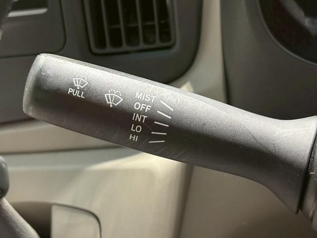 ミライース Ｄ　ユーザー様直接仕入れ車両　ＦＩＺＺ追加２連メーター　１４インチホイールキャップ　純正オーディオ　ＡＵＸ入力端子　マニュアルエアコン　パワーウィンドウ　バニティミラー　アイドリングストップ　車検整備付き（19枚目）