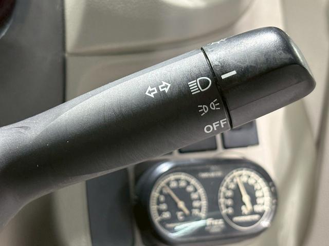 ミライース Ｄ　ユーザー様直接仕入れ車両　ＦＩＺＺ追加２連メーター　１４インチホイールキャップ　純正オーディオ　ＡＵＸ入力端子　マニュアルエアコン　パワーウィンドウ　バニティミラー　アイドリングストップ　車検整備付き（20枚目）