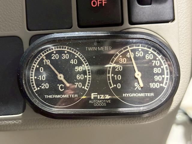 ミライース Ｄ　ユーザー様直接仕入れ車両　ＦＩＺＺ追加２連メーター　１４インチホイールキャップ　純正オーディオ　ＡＵＸ入力端子　マニュアルエアコン　パワーウィンドウ　バニティミラー　アイドリングストップ　車検整備付き（23枚目）