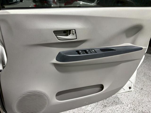 ミライース Ｄ　ユーザー様直接仕入れ車両　ＦＩＺＺ追加２連メーター　１４インチホイールキャップ　純正オーディオ　ＡＵＸ入力端子　マニュアルエアコン　パワーウィンドウ　バニティミラー　アイドリングストップ　車検整備付き（24枚目）